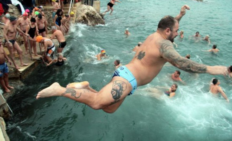 Марсельские любители плавания совершили традиционный Новогодний заплыв на открытой воде